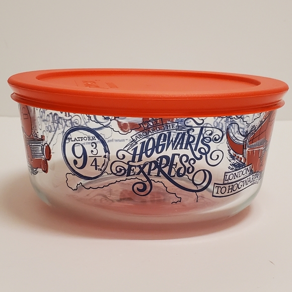 FREE with 35$ Purchase - Harry Potter Hogwarts Express Pyrex Container NEW - Picture 1 of 3